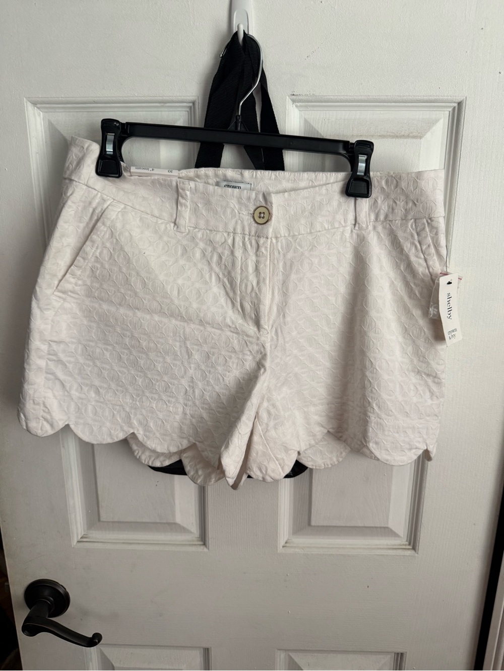 Crown Cream Scallop-Hem Quilted Shorts